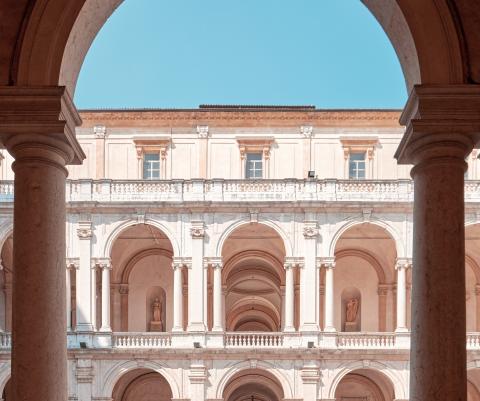 Foto della facciata di un edificio della città