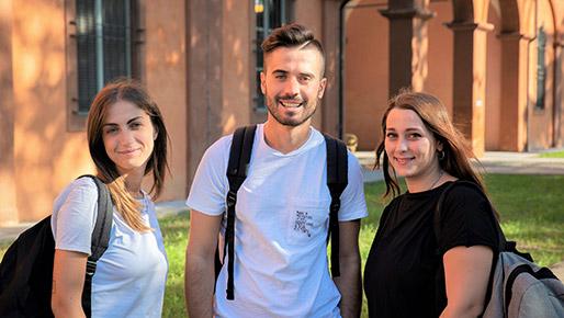 Studenti davanti ad edificio universitario