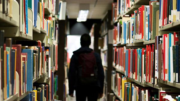 Studente in biblioteca